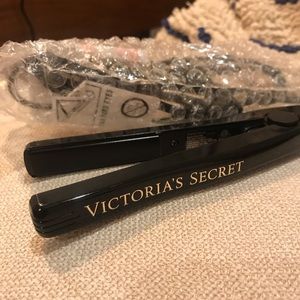 Travel sized mini hair straightener from VS